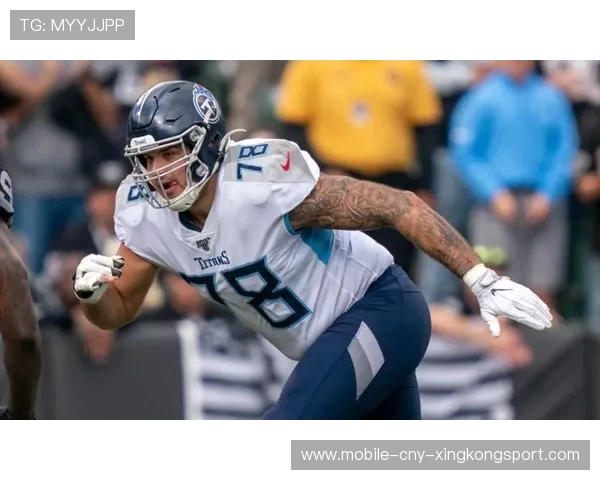 教练在训练中强调反击效率,锋线球员加紧练习 教练在训练中强调反击效率,锋线球员加紧练习