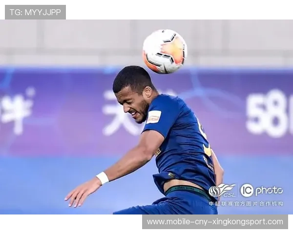 石家庄功夫新前锋头球争顶强硬，前点一蹭制造险情