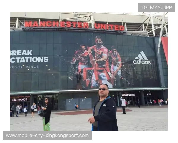 老特拉福德看台迎来熟悉身影